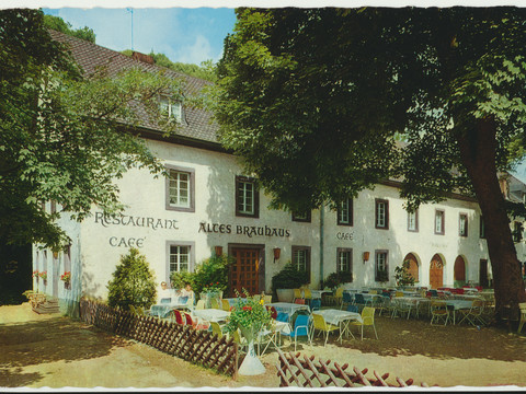 Postkarte Altes Brauhaus Historisches Gebäude mit Restaurant und Café, Gartenmöbel im Freien, Bäume spenden Schatten.