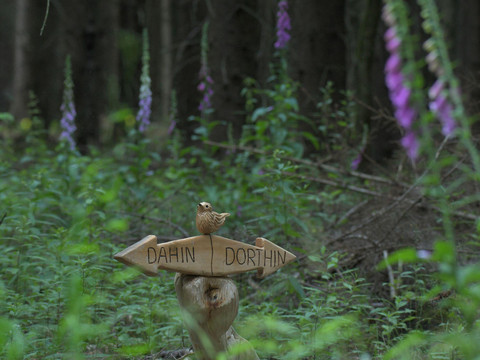 Holzfiguren an der Versöhnungsloipe