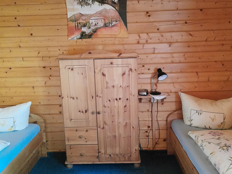 EG 2-Bett-Schlafzimmer