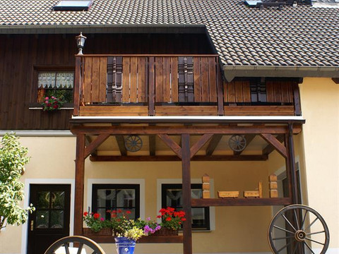 Außenansicht mit Brunnen