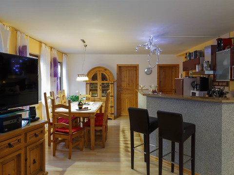 Blick in Stube mit Bar