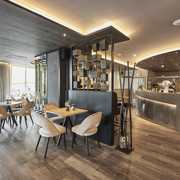 FH-StadtHoexter-Knusperstuebchen-by-MarcusBrodt.jpg Gastraum mit Tischen und Stühlen