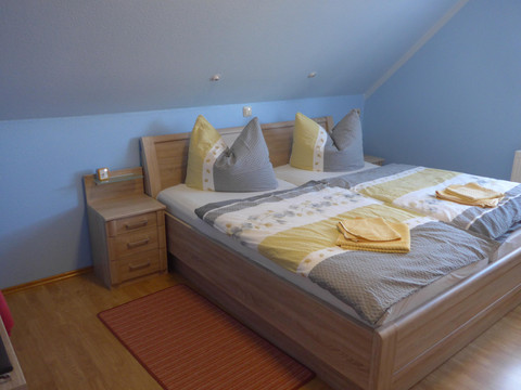 Schlafzimmer (2)