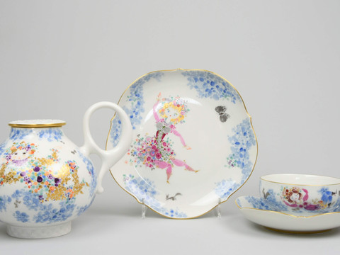 Teile des Service "Blütenreigen" mit Dekor „Sommernachtstraum“