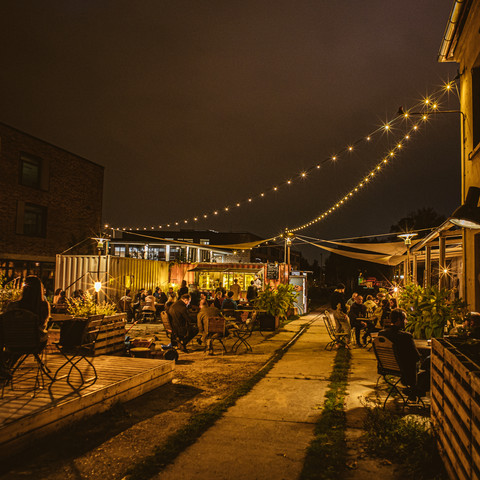Evening event in the outdoor area of GEH8 Abendveranstaltung im Außenbereich der GEH8Evening event in the outdoor area of GEH8Večerní akce ve venkovním areálu GEH8Wieczorne wydarzenie w strefie zewnętrznej GEH8Avondevenement in de buitenruimte van GEH8Evento serale nell'area esterna del GEH8