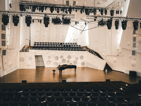 Blick auf Bühne und Empore im Konzertsaal der Hochschule für Musik.jpg