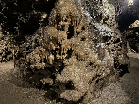Ansicht Tropfsteinhöhle Eine beeindruckende Tropfsteinformation in der Atta-Höhle, von natürlichem Licht umgeben.
