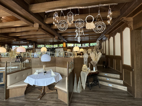 Innenansicht Speisesaal - Waldhotel Tropfsteinhöhle Gemütliches Restaurantinterieur mit Holzbalkendecke, rustikalen Holzmöbeln und leichter Dekoration.