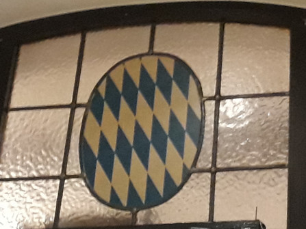 Münchner Hofbräu, Fenster mit Wappen
