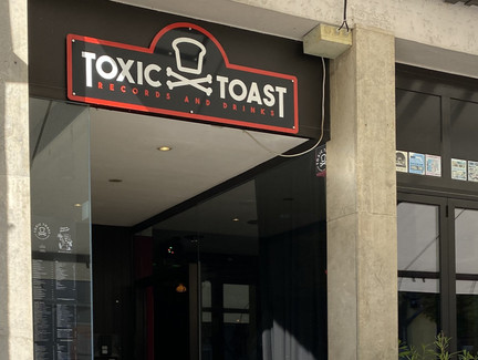 Toxic Toast, Eingang