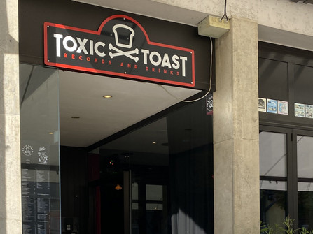 Toxic Toast, Eingang
