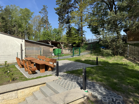 Garten mit Sitzmöglichkeiten