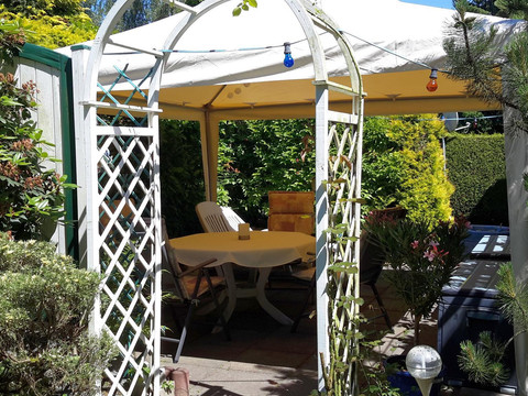 Pavillon-- Schutz vor Sonne u.Regen