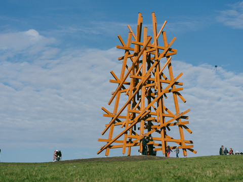 PurplePath_Zwei in ein ander Gewobene_Olaf Holzapfel_ Amtsberg _Werk_Foto_ Johannes Richter(1).jpg Olaf Holzapfels Kunstwerk aus ineinander verschränkten Holzbalken auf einem Hügel vor blauem Himmel.Olaf Holzapfel's artwork of interlocking wooden beams on a hill against a blue sky.Umělecké dílo Olafa Holzapfela s propletenými dřevěnými trámy na kopci na pozadí modré oblohy.Grafika Olafa Holzapfela przedstawiająca zazębiające się drewniane belki na wzgórzu na tle błękitnego nieba.Olaf Holzapfel's kunstwerk van in elkaar grijpende houten balken op een heuvel tegen een blauwe lucht.L'opera d'arte di Olaf Holzapfel raffigura un intreccio di travi di legno su una collina contro un cielo blu.