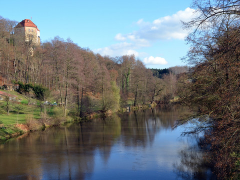 Blick auf Schloss Wolkenburg von der Muldenbrücke