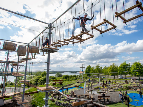 Kletterpark Markkleeberg - Freizeitaktivitäten in Leipzig und Region.jpg Das Bild zeigt eine Person, die den Parcours im Kletterpark Markkleeberg bewältigt.