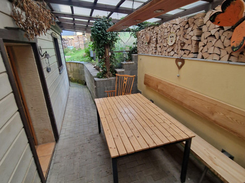 überdachte Terrasse mit Sitzmöglichkeiten