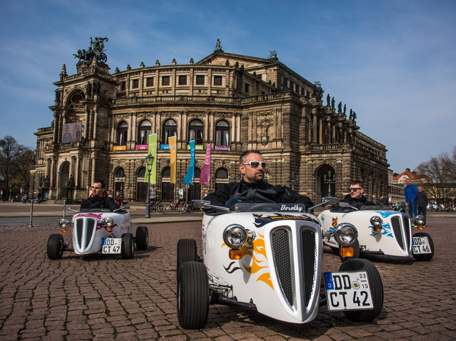HOTSOXX Stadtrundfahrt mit Hot Rods mit Stopp vor der SemperoperCity tour in hot rods with a stop in front of the Semperoper opera house