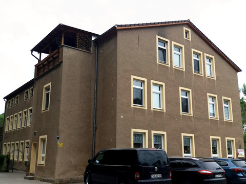 Hausansicht und PKW-Parkplatz