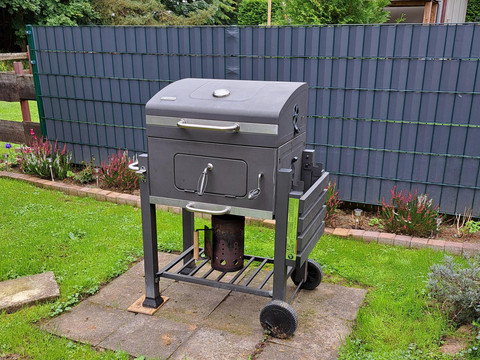 Holzkohlegrill im Garten