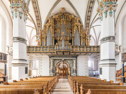 WF-Hauptkirche-BMV-Orgel.jpg Heller Kirchenraum mit goldverzierter imposanter Orgel