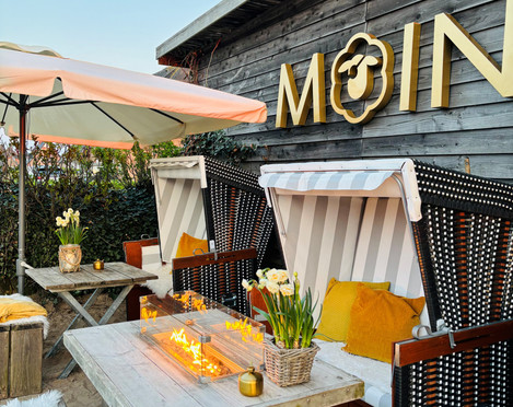 Außenbereich des Restaurants Moin auf Sylt.jpg