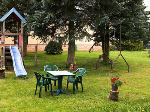 Garten mit Sitzecke und Spielplatz