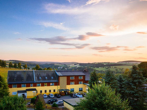 Unser Familienhotel mit Blick ins Flöhatal