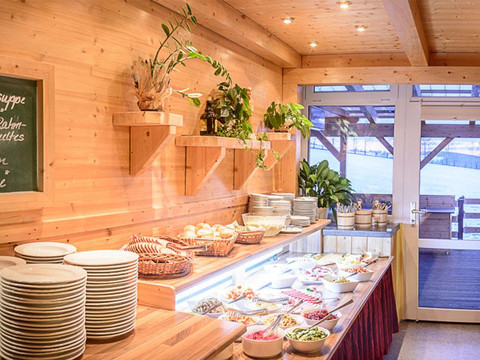 Unser Abendbuffet mit Panoramablick zum Wildgehege