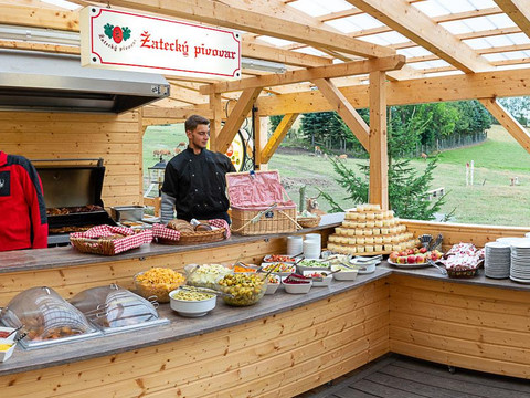 Grillbuffet auf der großen Sommerterrasse