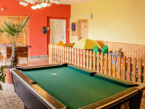 Billard und Kinderspielecke im Foyer