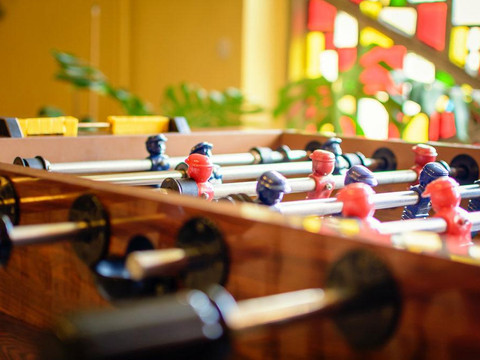 Kicker, Dart und Tischtennis - der Familienspaß