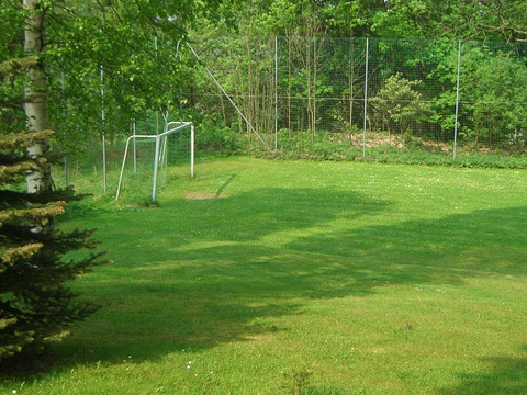 Außenspielplatz und Mehrzwecksportplatz am Hotel