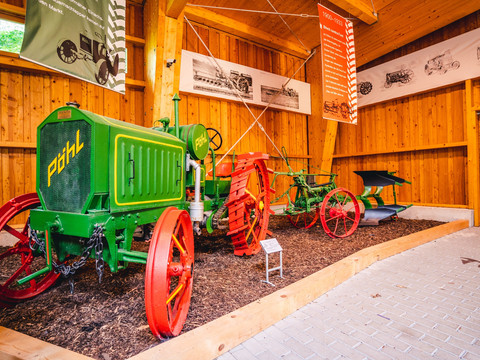 Historischer Traktor - Deutsches Landwirtschaftsmuseum Schloss Blankenhain