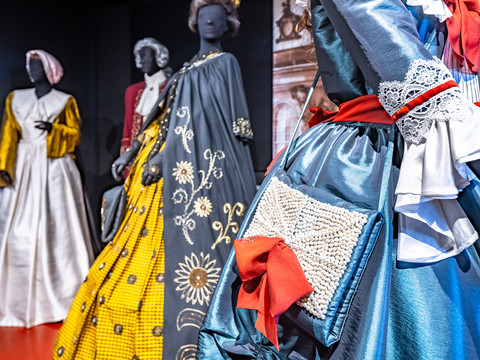 Ausstellung "Leute machen Kleider" auf Schloss Rochsburg - Schlösser der Leipzig Region