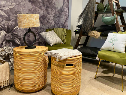 mooi Grüne Sessel, Körbe, stilvolle Lampe und verschiedene Accessoires