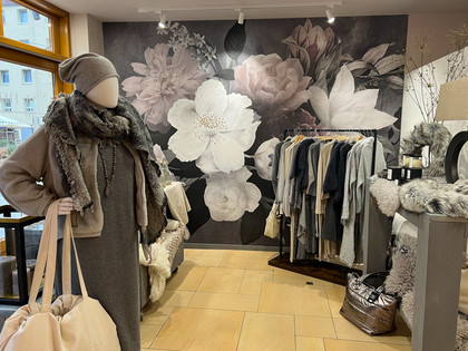 No. Five Im Geschäft: Kleiderstange, Dekoartikel und eine stilvoll gekleidete Puppe