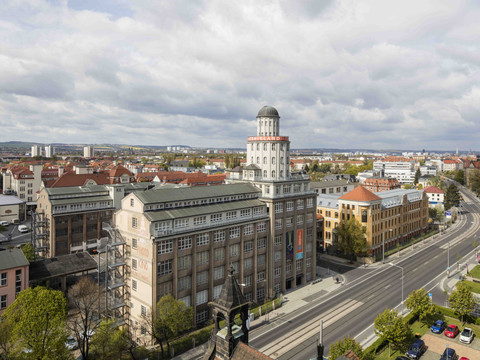 Außenansicht Historisches Gebäude in urbaner Umgebung mit belebter Straße und bewölktem Himmel.Historic building in an urban setting with a busy street and cloudy sky.Historická budova v městském prostředí s rušnou ulicí a zataženou oblohou.Zabytkowy budynek w środowisku miejskim z ruchliwą ulicą i zachmurzonym niebem.Historisch gebouw in een stedelijke omgeving met een drukke straat en bewolkte lucht.Edificio storico in un ambiente urbano con strada trafficata e cielo nuvoloso.
