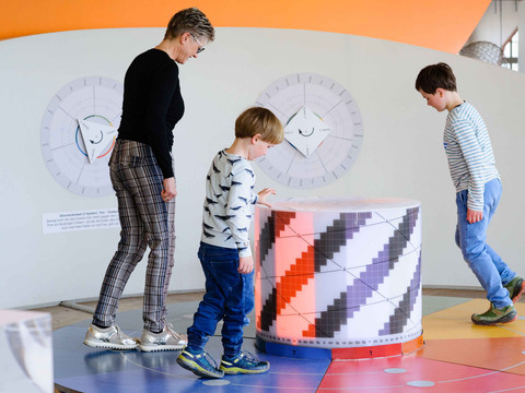 Technische Sammlungen der Stadt Dresden Personen interagieren mit interaktiver Installation in Dresdens Technischen Sammlungen.People interact with an interactive installation in Dresden's Technical Collections.Interaktivní instalace v drážďanských technických sbírkách.Interakcja z interaktywną instalacją w drezdeńskich Zbiorach Technicznych.Mensen interageren met een interactieve installatie in de Technische Collecties van Dresden.Le persone interagiscono con un'installazione interattiva nelle Collezioni Tecniche di Dresda.