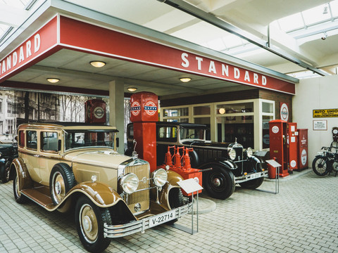 August Horch Museum Zwickau - Ausstellung mit historischer Tankstelle