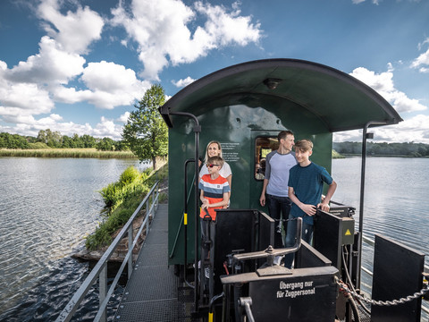 Junge Familie fährt mit der Lößnitzgrundbahn in Dresden Elbland