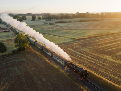 Drohnenaufnahme der Lößnitzgrundbahn in Dresden Elbland