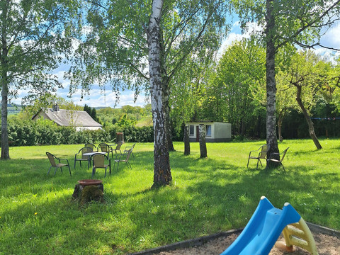 Grundstück mit viel Grün und kleinen Sitzecken