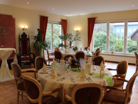 liebevoll gedeckte Tische im Restaurant