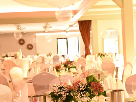 Landgasthof Seebeck Saal Deko hell.JPG