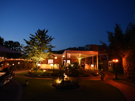 Landgasthof Seebeck Terrasse Dämmerung beleuchtet.JPG