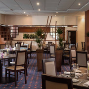 Innenraum im Restaurant Brasserie, Mettmann Helles Restaurant in Mettmann mit eleganter Einrichtung, Pflanzen und kunstvoller Dekoration.