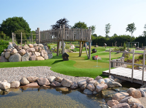 adventuregolf-anlage-draussen-brücke.jpg