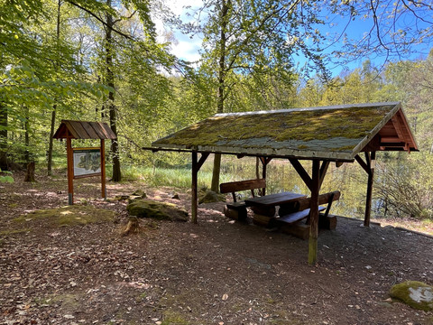 Sitzgelegenheit am großen Teich