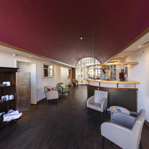 Halle mit Souvenirschrank - Kopie.JPG